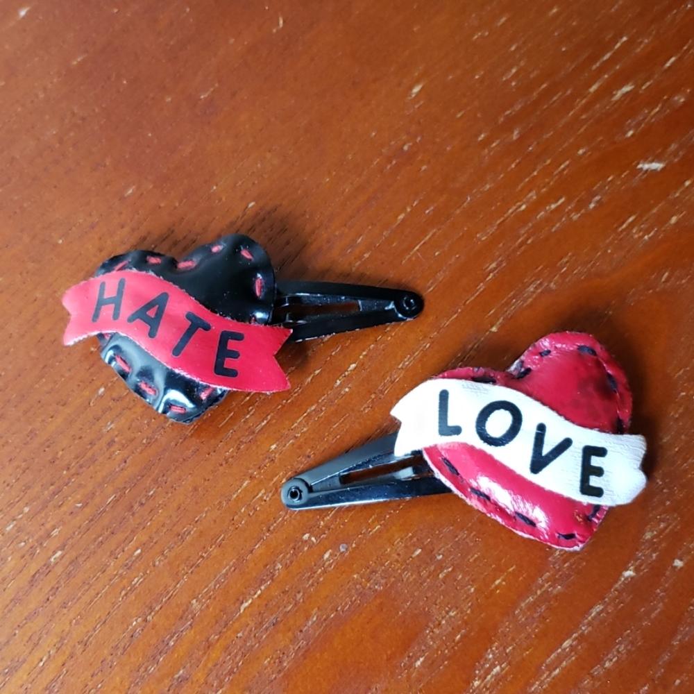 🦇Love Hate hair clip set